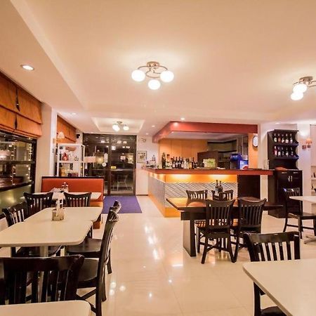 The Red Palm Suites And Restaurant 부투안 외부 사진