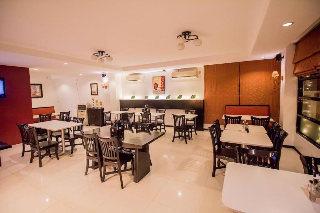 The Red Palm Suites And Restaurant 부투안 외부 사진