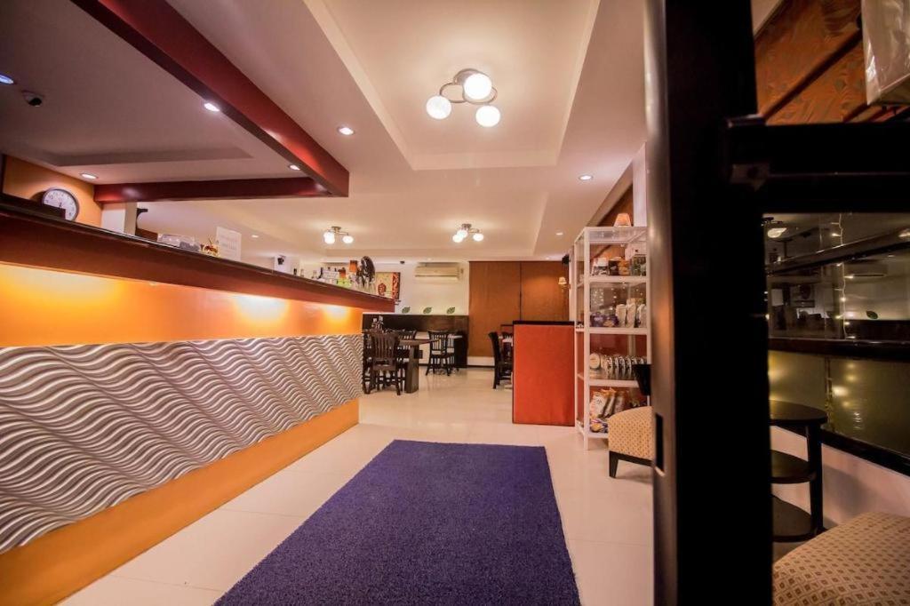 The Red Palm Suites And Restaurant 부투안 외부 사진