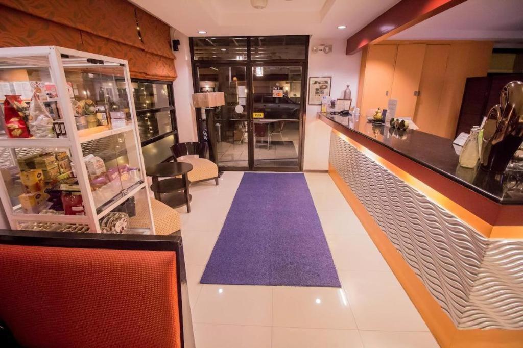 The Red Palm Suites And Restaurant 부투안 외부 사진