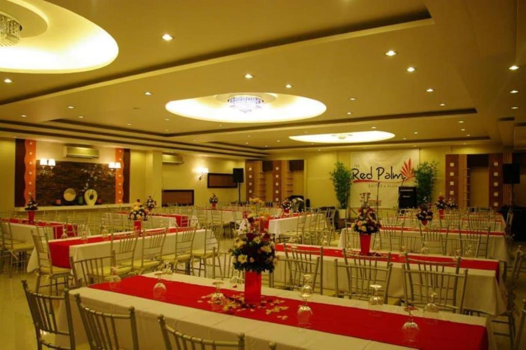 The Red Palm Suites And Restaurant 부투안 외부 사진