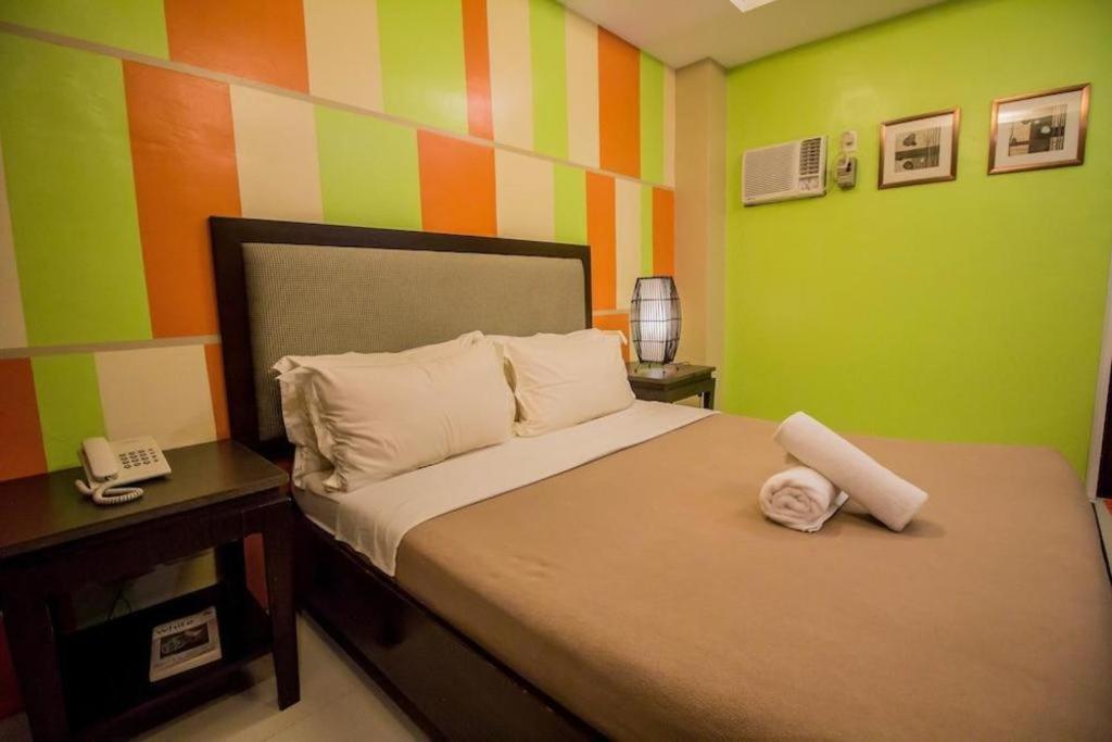 The Red Palm Suites And Restaurant 부투안 외부 사진
