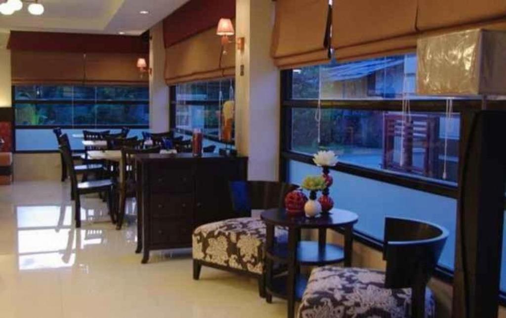 The Red Palm Suites And Restaurant 부투안 외부 사진