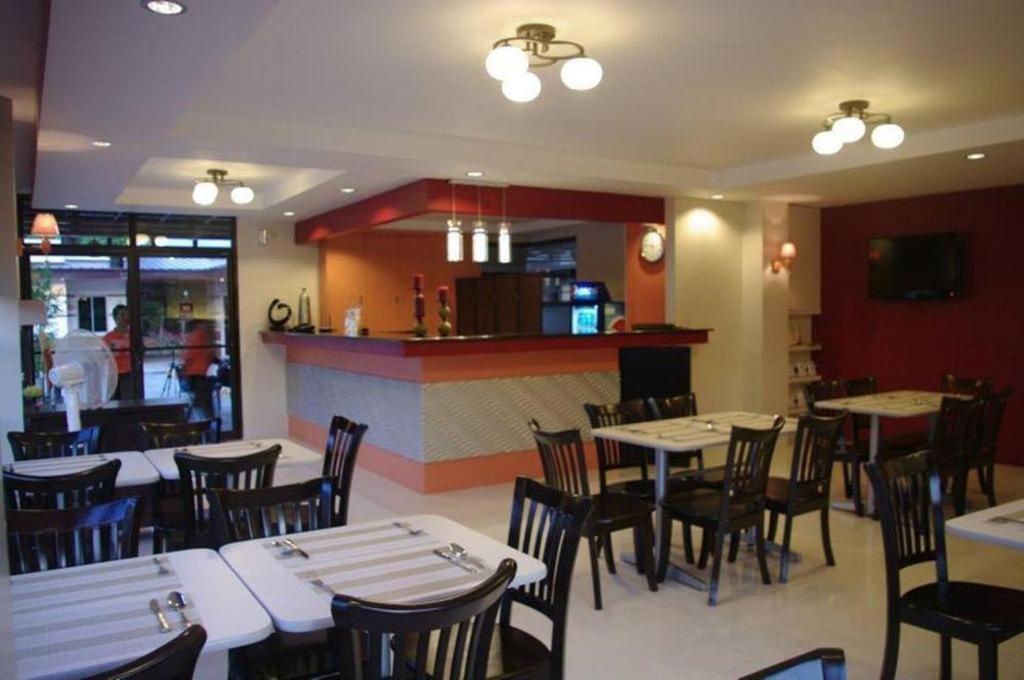The Red Palm Suites And Restaurant 부투안 외부 사진