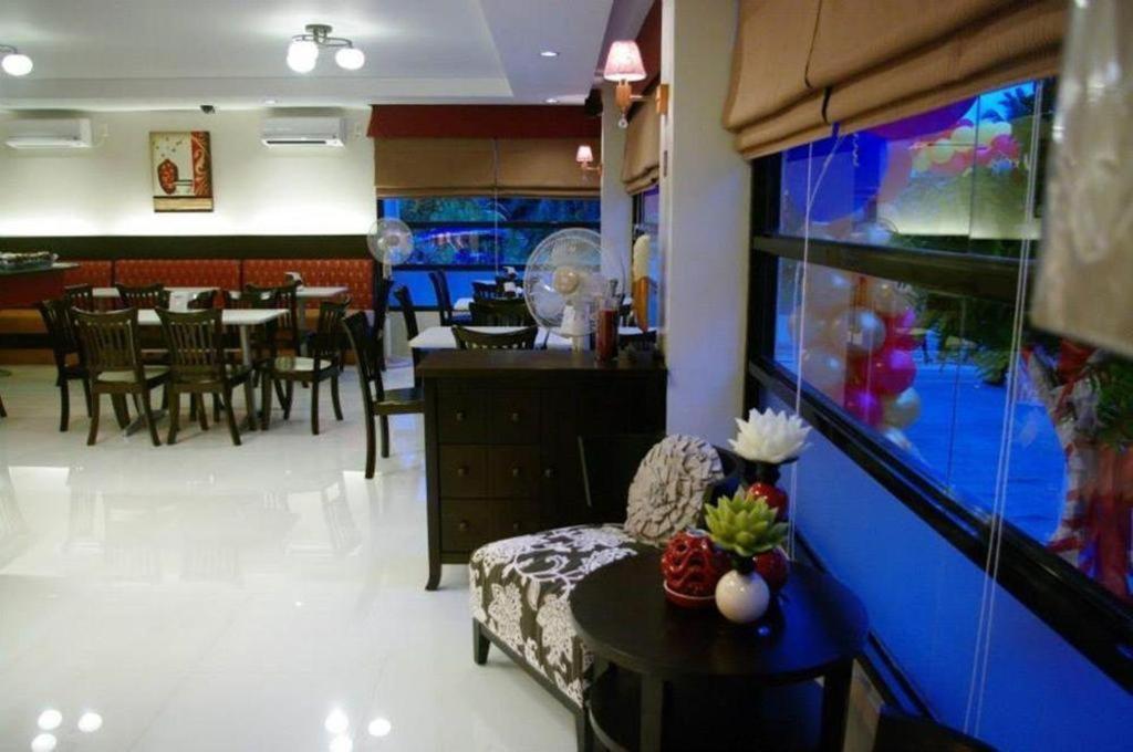 The Red Palm Suites And Restaurant 부투안 외부 사진