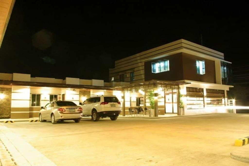 The Red Palm Suites And Restaurant 부투안 외부 사진