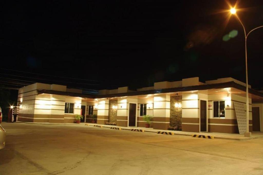 The Red Palm Suites And Restaurant 부투안 외부 사진