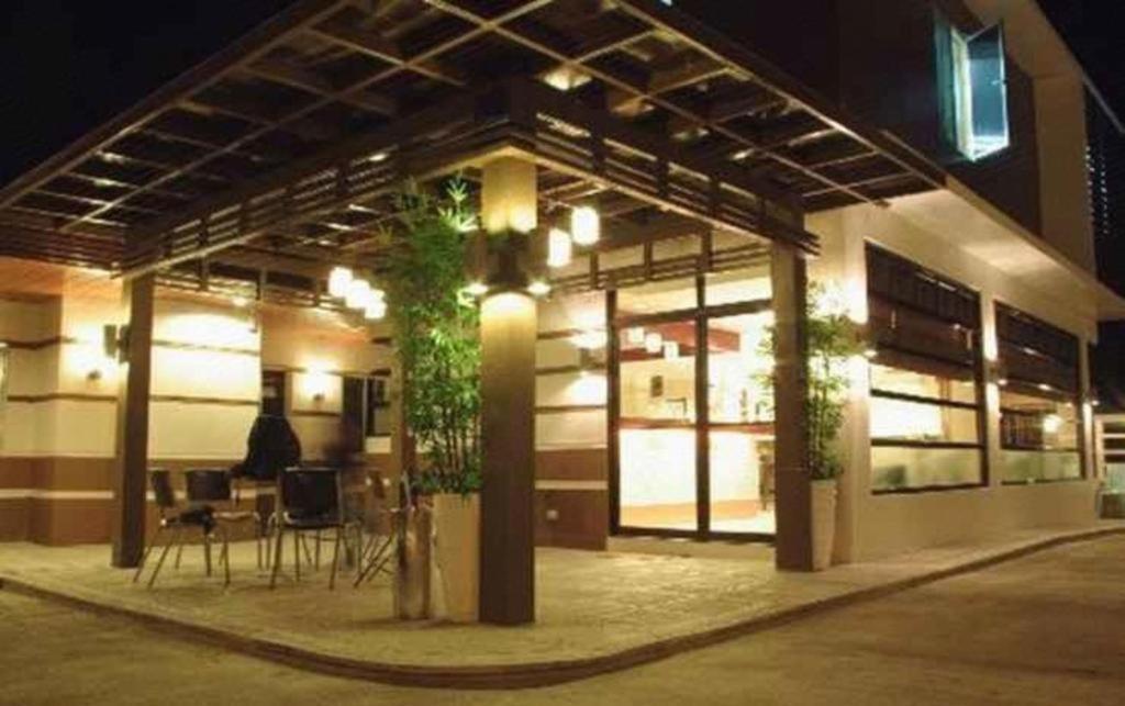 The Red Palm Suites And Restaurant 부투안 외부 사진